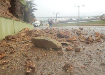 Lluvia en Mazatlán provoca deslave sobre el Paseo del Centenario