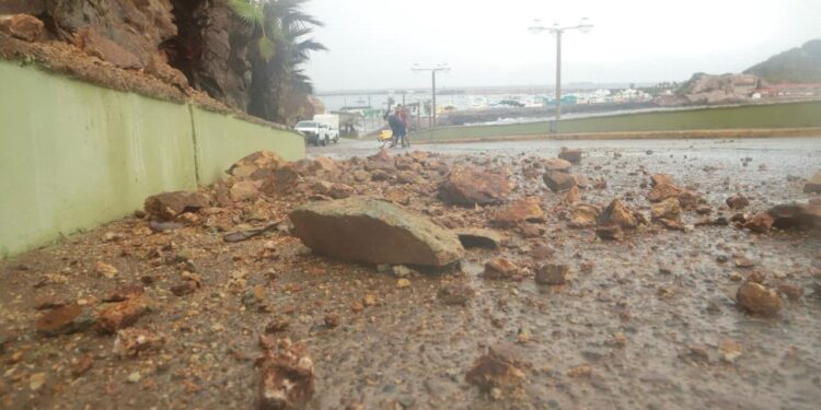 Lluvia en Mazatlán provoca deslave sobre el Paseo del Centenario