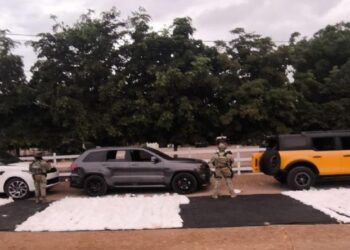 Aseguran fuerzas federales camionetas de lujo repletas con 746 kilos de metanfetamina, en Culiacán