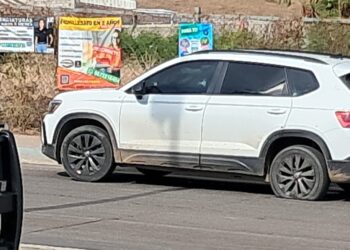 Localizan camioneta con impactos de bala en el Desarrollo Tres Ríos en Culiacán