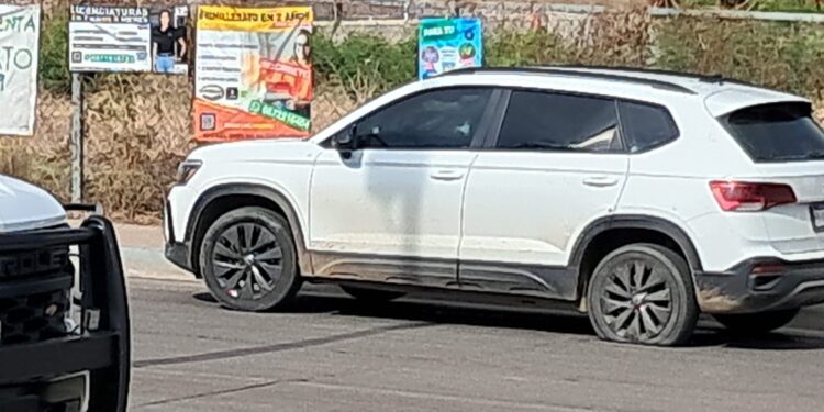 Localizan camioneta con impactos de bala en el Desarrollo Tres Ríos en Culiacán