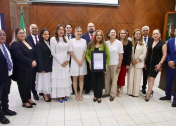 Cabildo Mazatlán entrega medalla de “Jornadas Heroicas 2025”