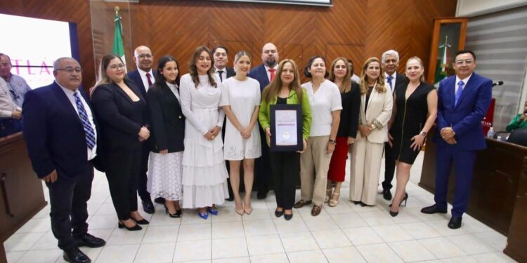 Cabildo Mazatlán entrega medalla de “Jornadas Heroicas 2025”
