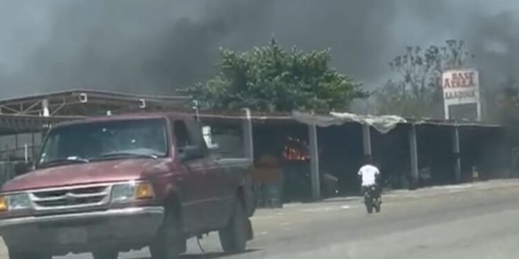 Incendian avioneta en la pista La Luna en Villa Juárez Navolato