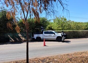 Encuentran cuerpo envuelto en plástico junto a la carretera La 20, en Culiacán