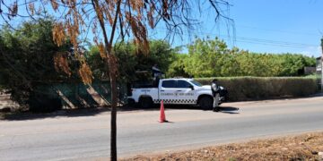 Encuentran cuerpo envuelto en plástico junto a la carretera La 20, en Culiacán