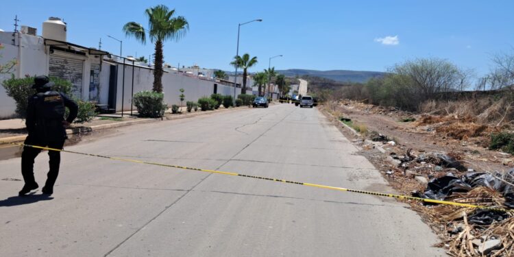 Ejecutan a mujer a bordo de un automóvil en Vistas del Lago en Culiacán