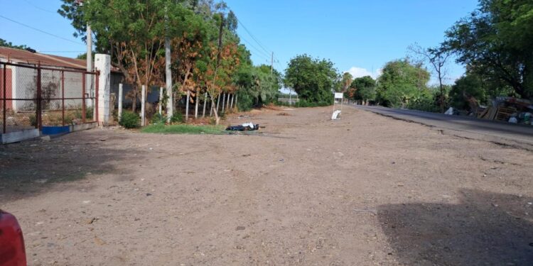 Localizan cuerpo sin vida envuelto en plástico en Costa Rica, al sur de Culiacán