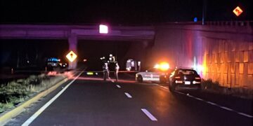 Cuelgan cuatro cuerpos decapitados de un puente y hallan al menos diez más en una camioneta