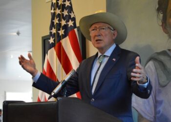 Ken Salazar reacciona al ingreso de México a la lista de enemigos de EU: “somos familia, es una falta de respeto”