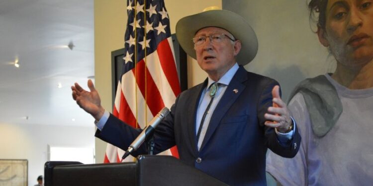 Ken Salazar reacciona al ingreso de México a la lista de enemigos de EU: “somos familia, es una falta de respeto”