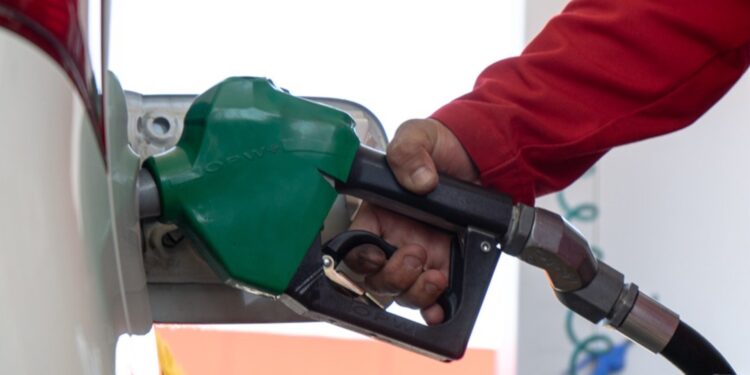 Poco a poco sigue disminuyendo el precio de la gasolina en México: Profeco