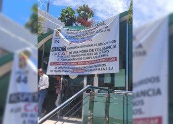 Trabajadores del Centro de Salud realizan manifestación pacífica en las instalaciones del centro