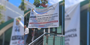 Trabajadores del Centro de Salud realizan manifestación pacífica en las instalaciones del centro