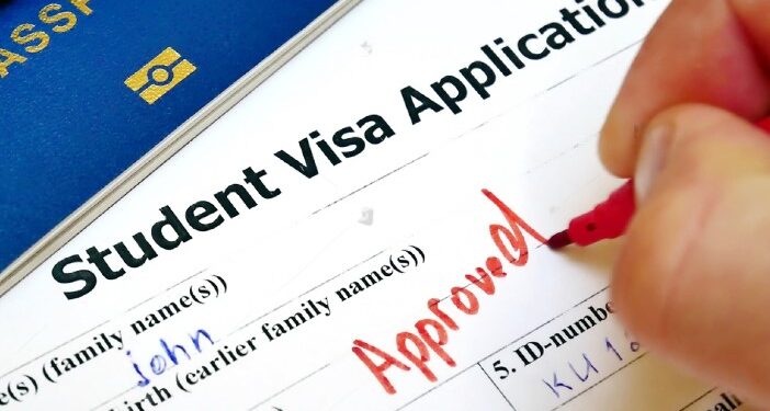 Política migratoria de EU golpea visa estudiantil; afecta el intercambio de alumnos