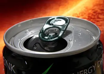 Planean prohibir venta de bebidas energéticas a menores de 18 años