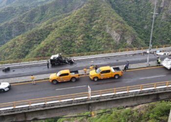 Accidente de pipa de amoniaco provoca cierre de la carretera Mazatlán – Durango