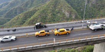 Accidente de pipa de amoniaco provoca cierre de la carretera Mazatlán – Durango
