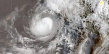 “Flossie” se degrada a huracán categoría 2, ¿Seguirá afectando a México?