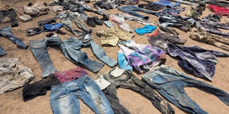 Hallan fosas con restos humanos y más de 200 prendas en Sonora