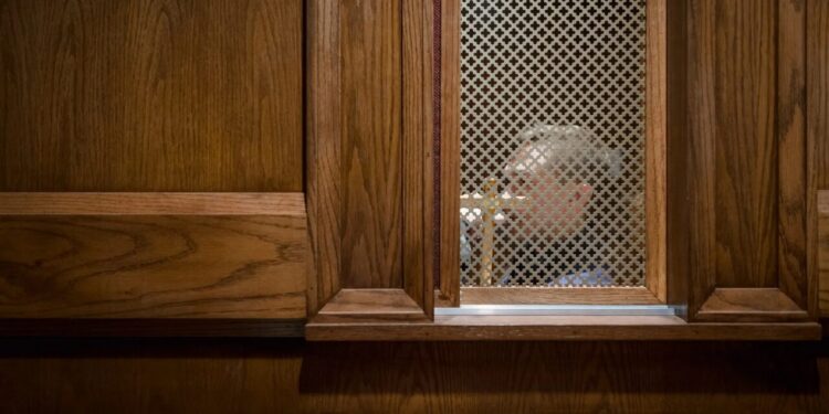 Capacitan a sacerdotes en México para entablar diálogo con criminales y construir la paz