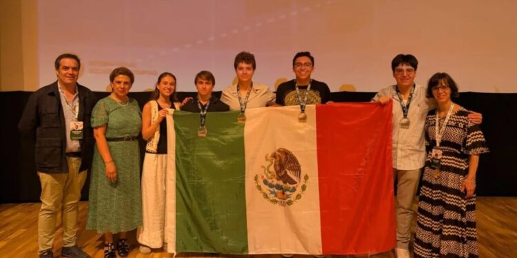 Jóvenes mexicanos ganan el oro en Olimpiada Internacional de Economía