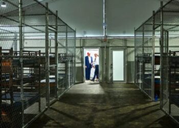 Gobierno de Trump busca construir otros 5 megacentros de detención para migrantes