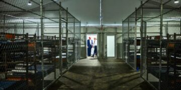 Gobierno de Trump busca construir otros 5 megacentros de detención para migrantes