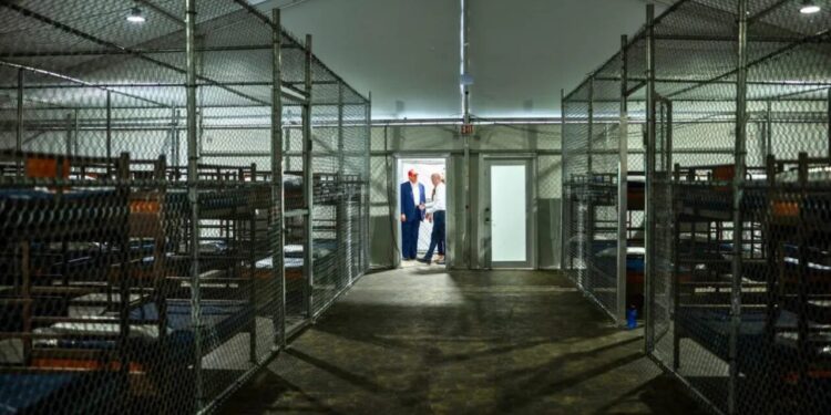 Gobierno de Trump busca construir otros 5 megacentros de detención para migrantes