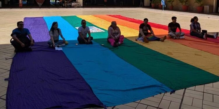 Protestan colectivos LGBTQ+ por asesinato de “La Sharis” y “La Vale” en Sinaloa; piden tipificación de transfeminicidio