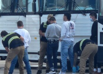 “Estaremos felices de ayudar”: Florida invita a reportar a los ex para deportarlos de EE.UU.