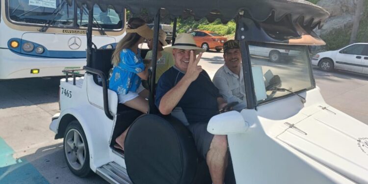 Turistas nacionales e internacionales visitan Mazatlán este verano