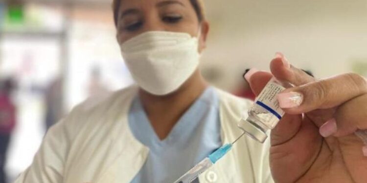 Vacunación para temporada invernal inicia en octubre, señala Secretaría de Salud