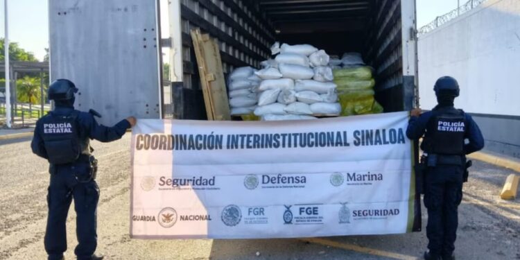 Aseguran en Culiacán camión de carga con precursores químicos utilizados para producir metanfetamina