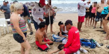 Realizan rescate masivo en playa Sábalo 2; nueve personas fueron auxiliadas