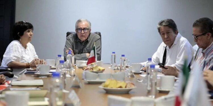 Rocha Moya revisa con autoridades federales programa de viviendas para Sinaloa