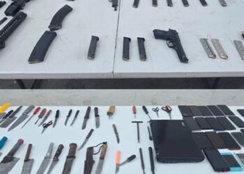 Aseguran fusil, cuchillos y objetos prohibidos en penal de Aguaruto, Culiacán