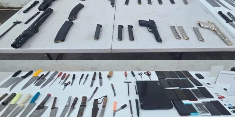 Aseguran fusil, cuchillos y objetos prohibidos en penal de Aguaruto, Culiacán