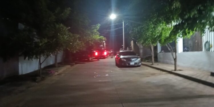 Atacan a balazos a una persona en Lomas de Tamazula