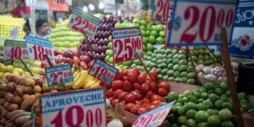 El peso inicia la jornada con ligera pérdida tras datos de inflación