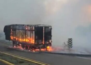 Tras presunto enfrentamiento amanece camioneta y trailer en llamas en Cosalá y Elota