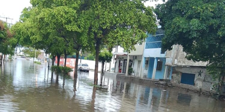 Gobiernos van y vienen y la Sánchez Celis se sigue inundando”, acusan tras lluvias de ayer en Mazatlán