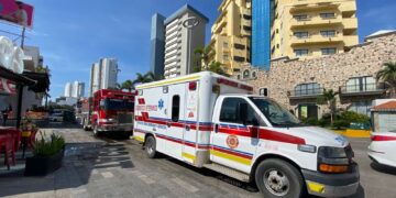 Una mujer y dos menores quedan atrapados en un elevador de hotel en Mazatlán