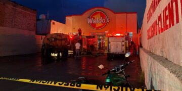 Se incendia tienda de importaciones en el centro de Escuinapa