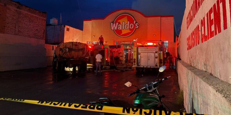 Se incendia tienda de importaciones en el centro de Escuinapa