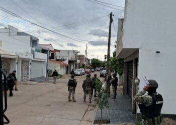 Localizan a hombre asesinado frente a terreno baldío en el fraccionamiento Providencia, Culiacán