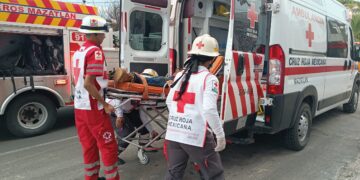 Trabajador cae dos pisos y se encaja una varilla en torre en construcción de la Avenida del Mar
