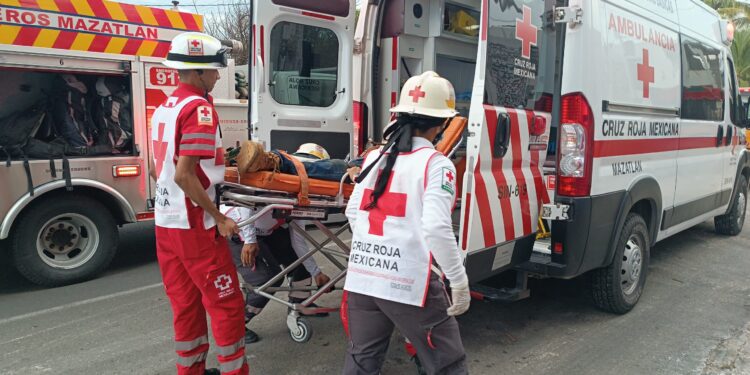 Trabajador cae dos pisos y se encaja una varilla en torre en construcción de la Avenida del Mar