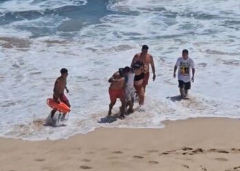 Salvavidas rescatan a tres bañistas de corrientes marinas en dos intervenciones