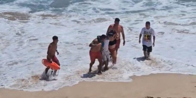 Salvavidas rescatan a tres bañistas de corrientes marinas en dos intervenciones